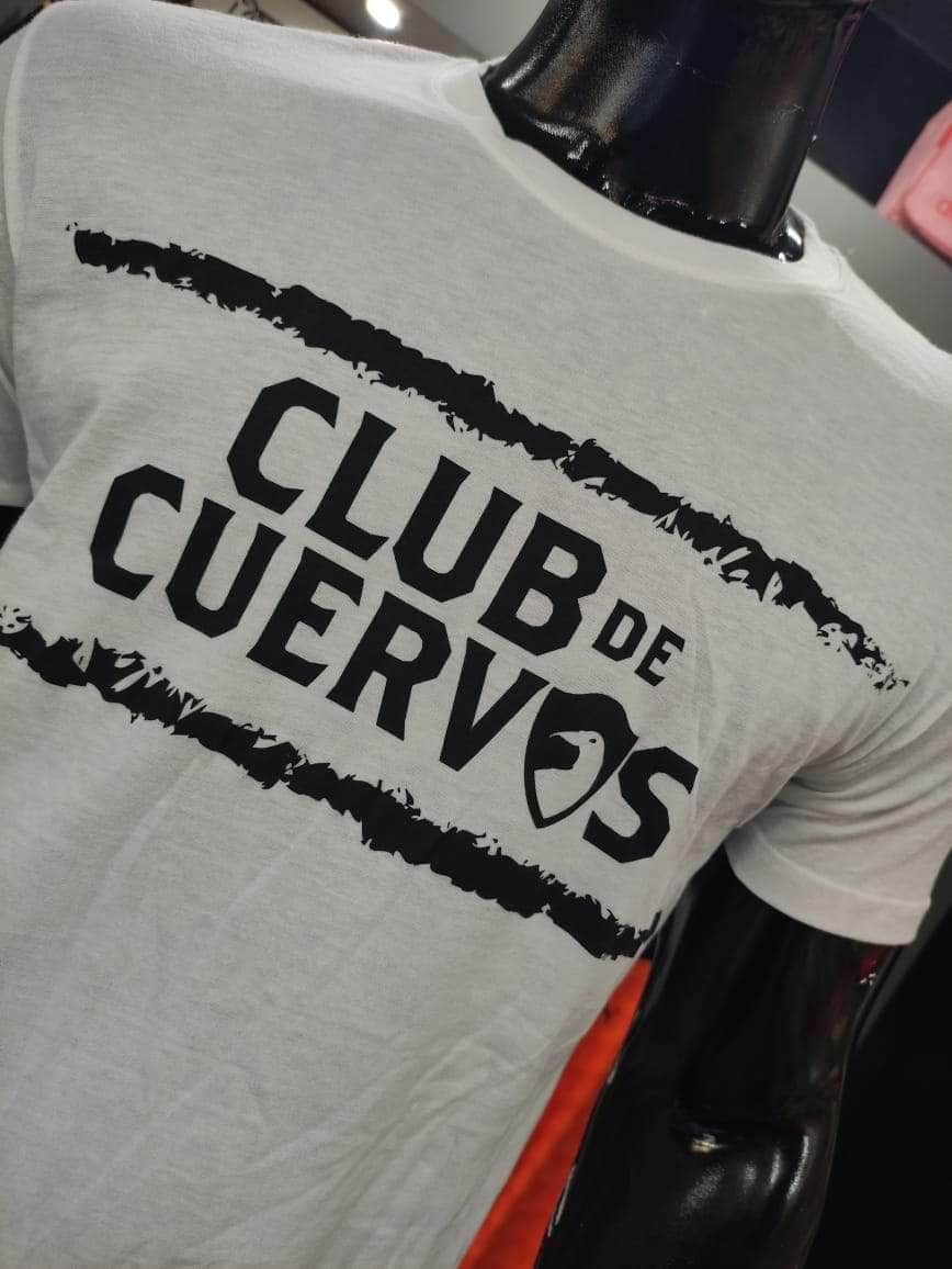 Charly Playera Playera Club de cuervos Charly Blanca